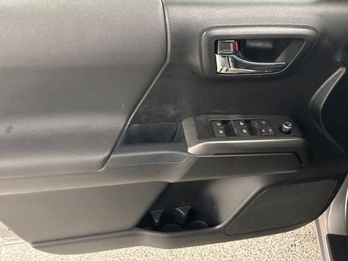 Used 2017 Toyota Tacoma TRD Sport image 9