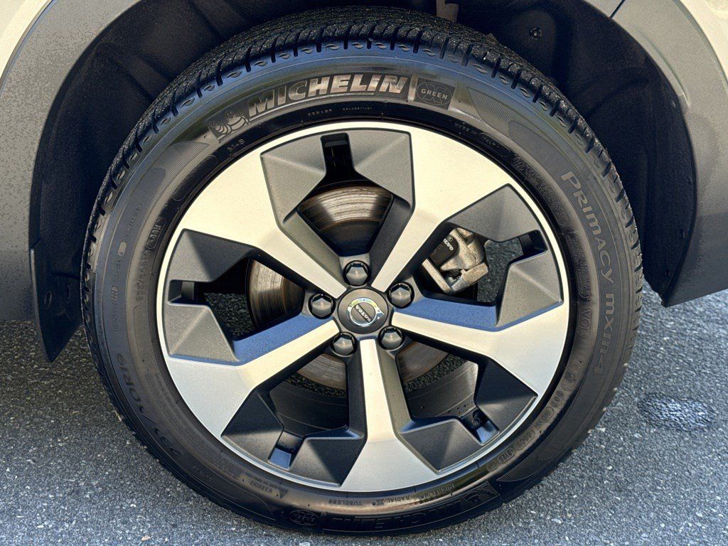 Used 2025 Volvo XC40 B5 Plus AWD/4WD image 11