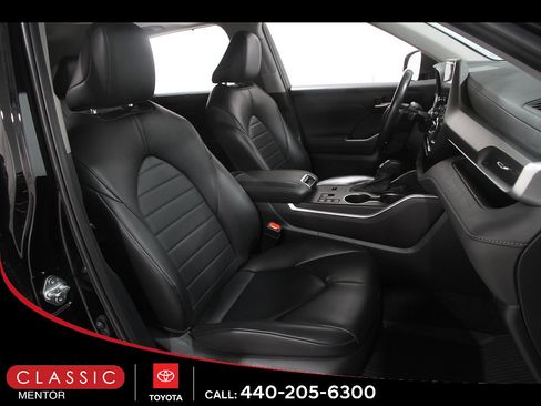 Used 2024 Toyota Highlander XLE FWD image 17