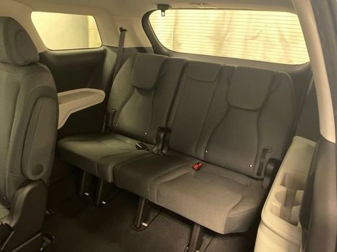 Used 2023 Kia Carnival LX FWD image 21