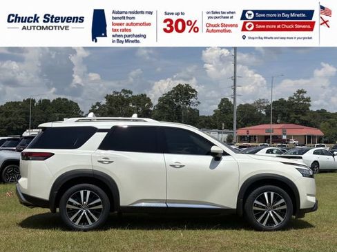 Used 2024 Nissan Pathfinder Platinum FWD image 4