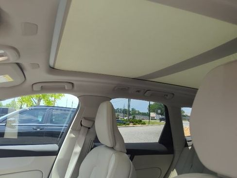 Used 2022 Volvo XC60 B5 Momentum w/ Climate Package FWD image 9