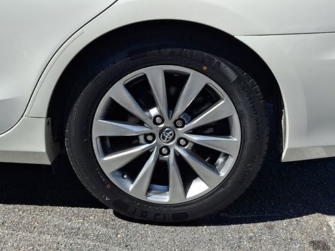 Used 2015 Toyota Camry XLE w/ Moonroof Package FWD image 8