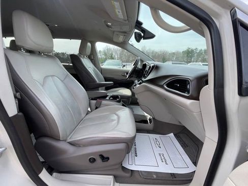 Used 2017 Chrysler Pacifica Touring-L Plus image 26