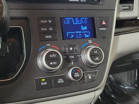 Used 2020 Toyota Sienna XLE Premium FWD image 31