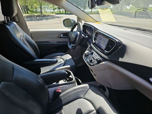 Used 2023 Chrysler Pacifica Touring-L FWD image 11