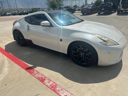 Used 2017 Nissan 370Z Coupe RWD image 2