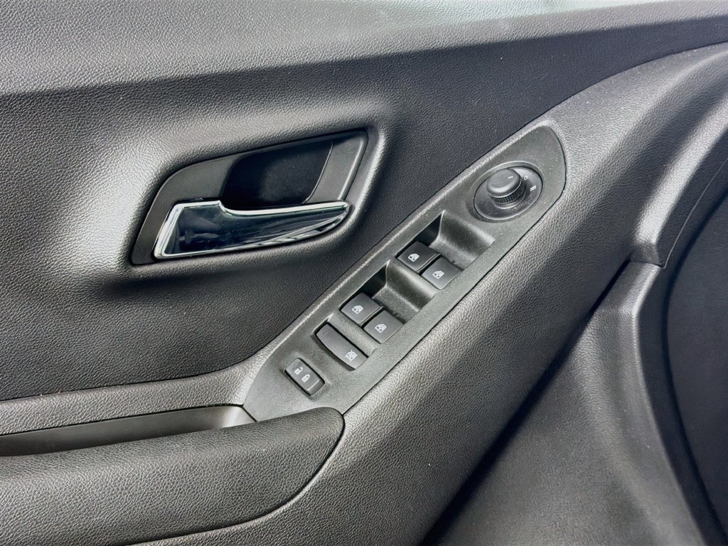 Used 2020 Chevrolet Trax LS w/ Tint and Cruise Package FWD image 19