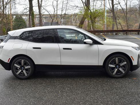 Used 2022 BMW iX xDrive50 w/ Premium Package image 10