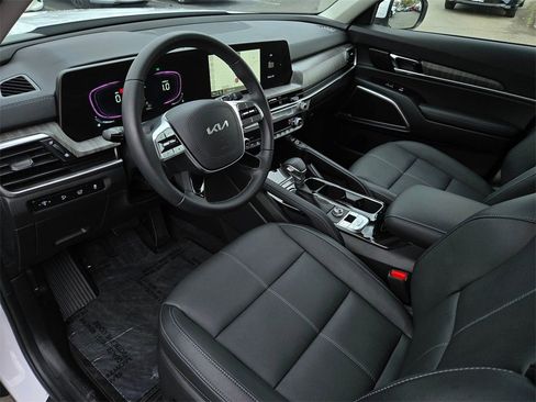 Used 2024 Kia Telluride EX image 9