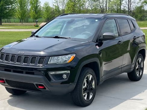 Used 2018 Jeep Compass Trailhawk w/ Leather Interior Group AWD/4WD image 2