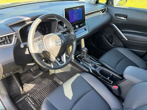 Used 2025 Toyota Corolla Cross XLE w/ Convenience Package image 9