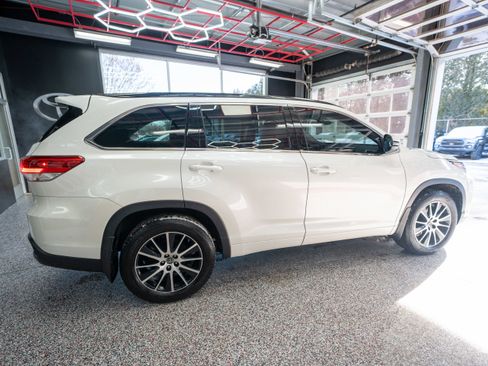 Used 2017 Toyota Highlander SE image 4