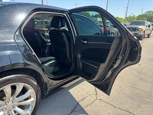 Used 2019 Chrysler 300 Limited RWD image 11