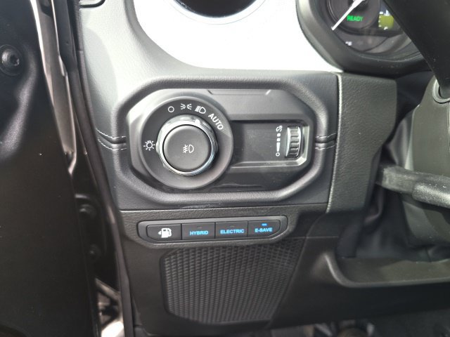 Used 2025 Jeep Wrangler Unlimited Sahara w/ Safety Group AWD/4WD image 15