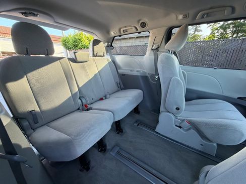 Used 2013 Toyota Sienna LE w/ Towing Pkg AWD/4WD image 13