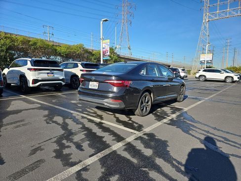 Used 2022 Volkswagen Jetta SE w/ Panoramic Sunroof Package image 5