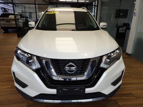 Used 2017 Nissan Rogue SV w/ SV Premium Package image 2