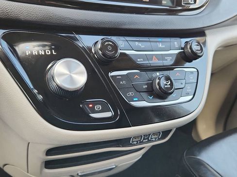 Used 2023 Chrysler Pacifica Touring-L FWD image 29