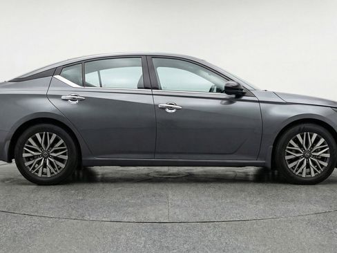 Used 2025 Nissan Altima 2.5 SV image 11