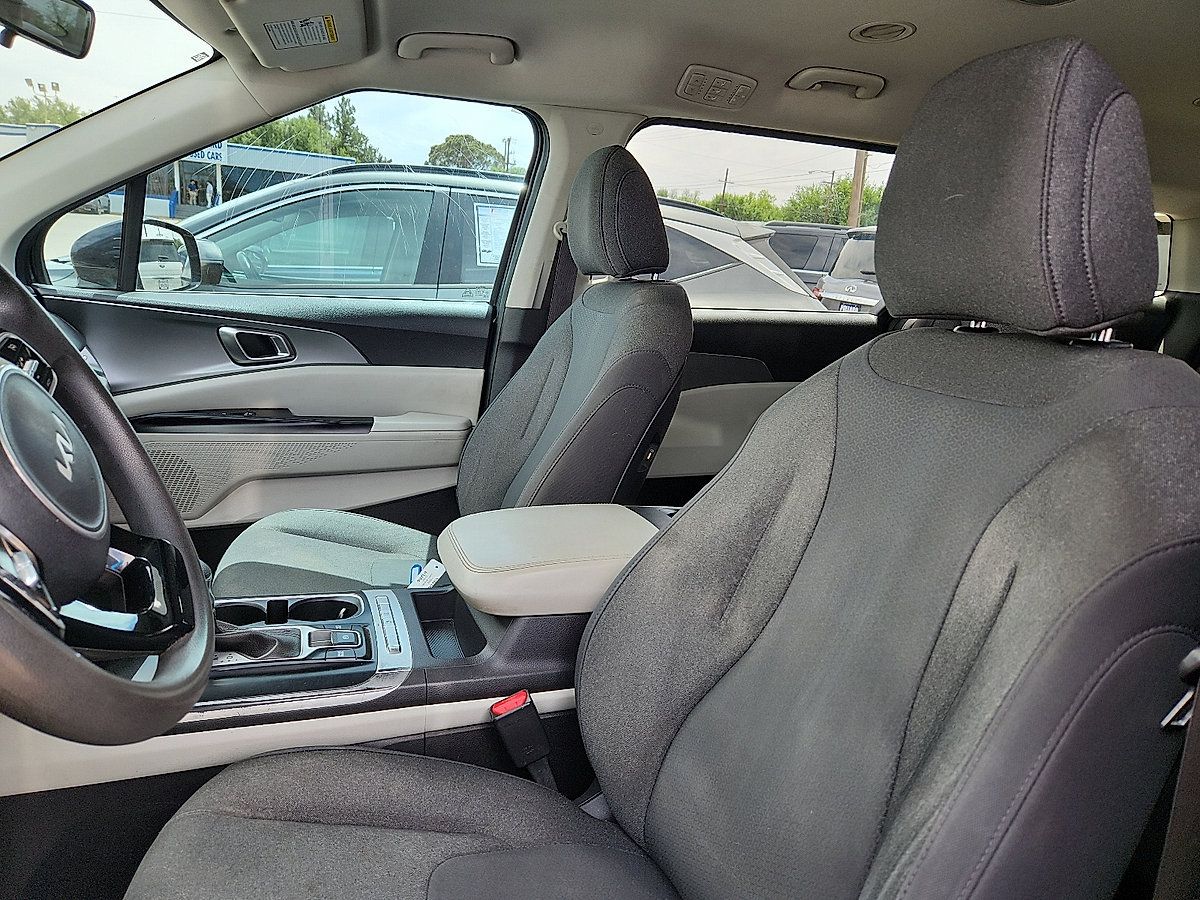 Used 2022 Kia Carnival LX FWD image 9