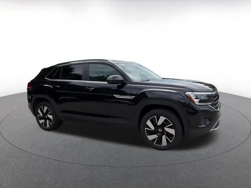 Used 2025 Volkswagen Atlas Cross Sport SE FWD image 2