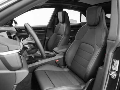 Certified 2025 Porsche Macan 4 Electric image 43