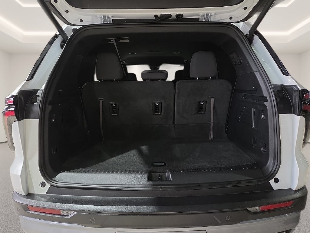 Used 2025 Chevrolet Traverse LT w/ Enhanced Driving Package FWD image 12