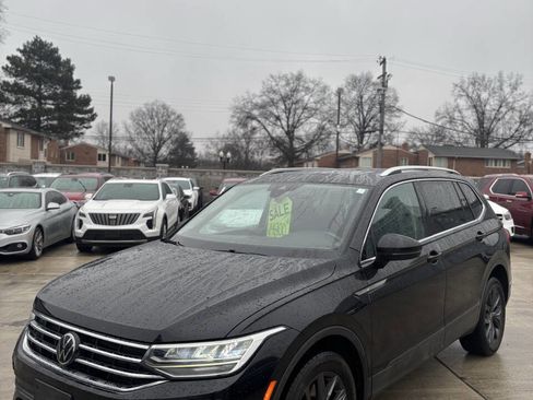 Used 2022 Volkswagen Tiguan SE w/ Panoramic Sunroof Package image 3