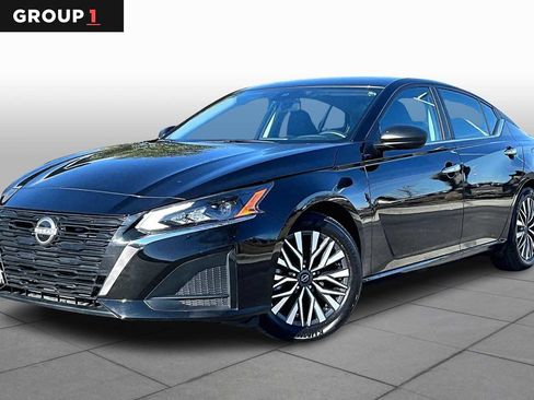 Used 2025 Nissan Altima 2.5 SV image 1