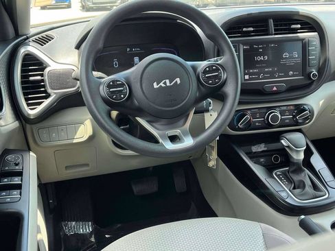 Used 2025 Kia Soul LX w/ LX Technology Package FWD image 2