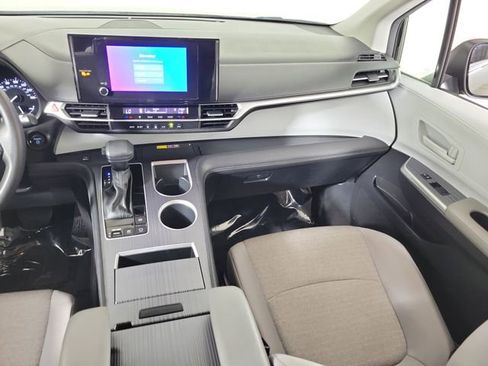 Used 2025 Toyota Sienna LE FWD image 17