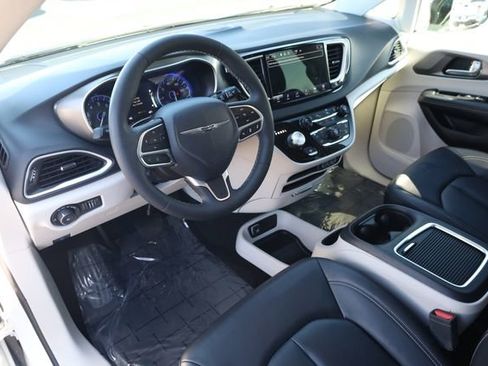Used 2024 Chrysler Pacifica Touring-L FWD image 9
