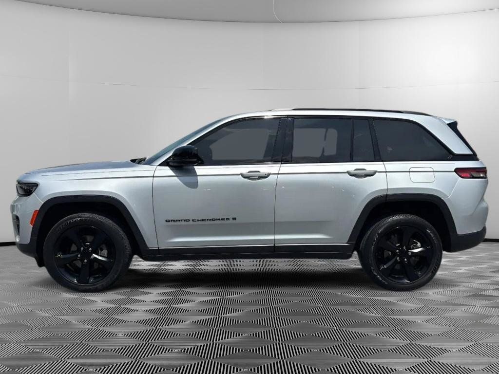 Used 2023 Jeep Grand Cherokee Altitude AWD/4WD image 5