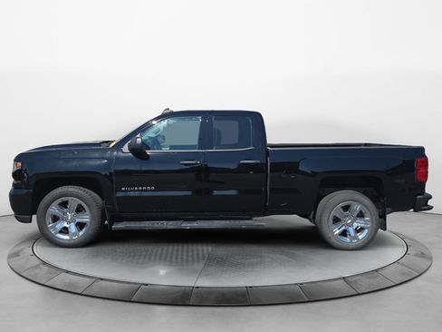 Used 2019 Chevrolet Silverado 1500 Custom w/ Custom Convenience Package AWD/4WD image 2