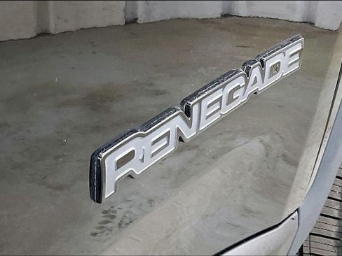 Used 2017 Jeep Renegade Altitude FWD image 9