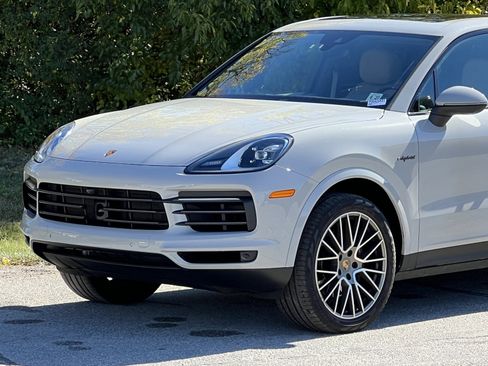 Certified 2022 Porsche Cayenne Platinum Edition image 10