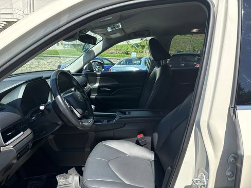 Used 2024 Toyota Grand Highlander AWD image 10