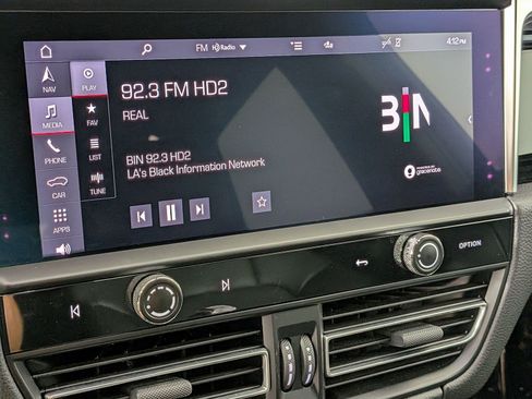 Certified 2022 Porsche Macan AWD/4WD image 15