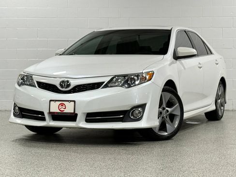 Used 2012 Toyota Camry SE FWD image 2
