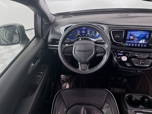 Used 2018 Chrysler Pacifica Limited image 19