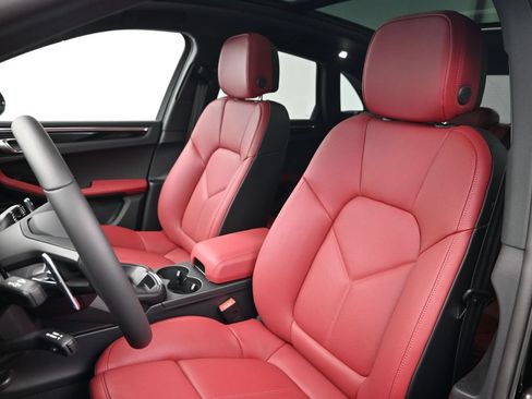 Certified 2026 Porsche Macan AWD/4WD image 5