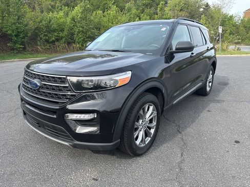 Used 2022 Ford Explorer XLT w/ Equipment Group 202A image 2