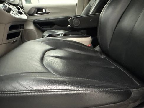 Used 2020 Chrysler Pacifica Touring-L FWD image 21