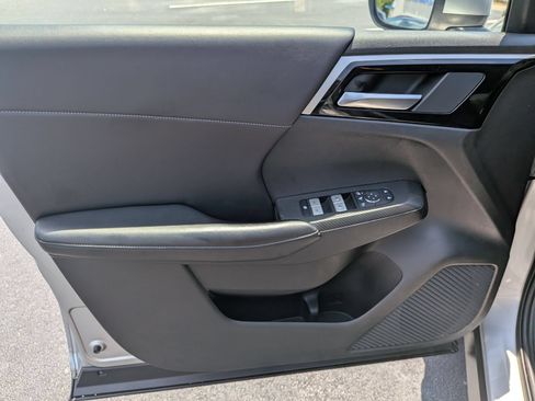 Used 2024 Mitsubishi Outlander SE Black Edition AWD/4WD image 11