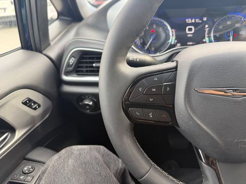 Used 2025 Chrysler Pacifica Limited FWD image 5