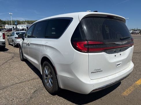 Used 2023 Chrysler Pacifica Touring-L w/ Uconnect Theater Family Group AWD/4WD image 6