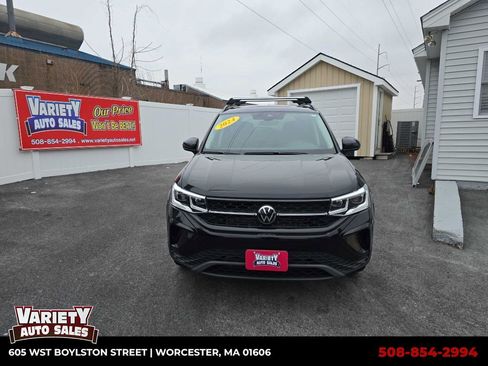 Used 2024 Volkswagen Taos SE image 1