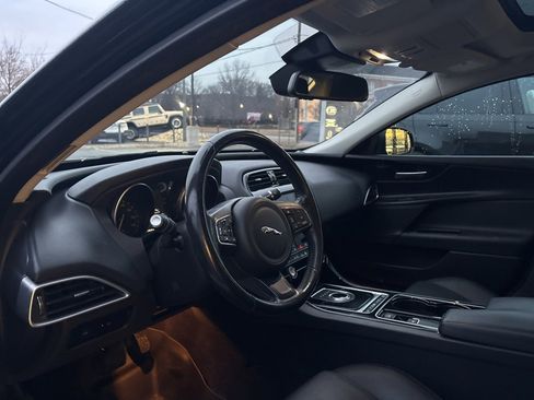 Used 2017 Jaguar XE Premium image 3