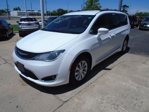 Used 2017 Chrysler Pacifica Touring-L FWD image 6